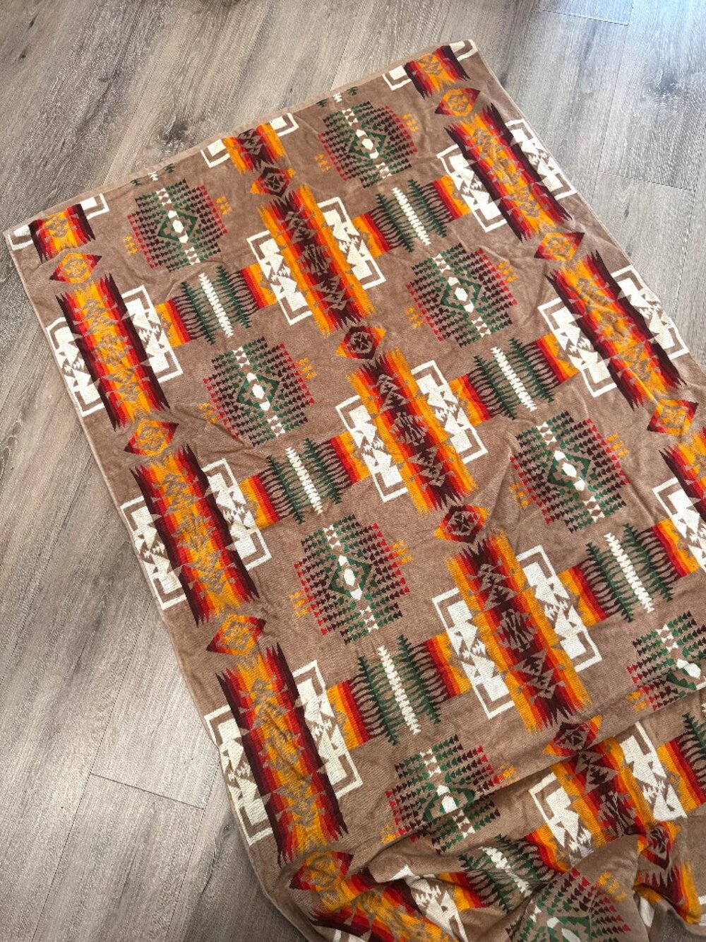 PENDLETON XB233-51114 JACQUARD SPA TOWL CHIEF JOSEPH KAHKI